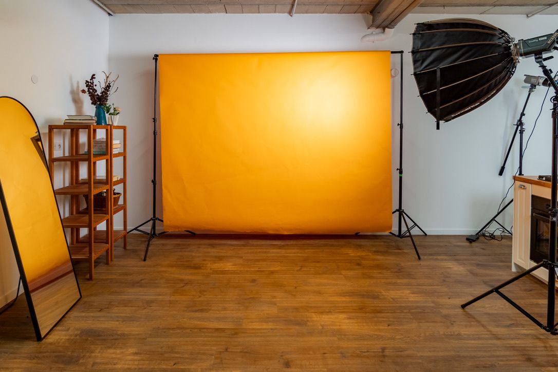 Fond cyclo orange et projecteur dans le studio cuisine de Montreuil