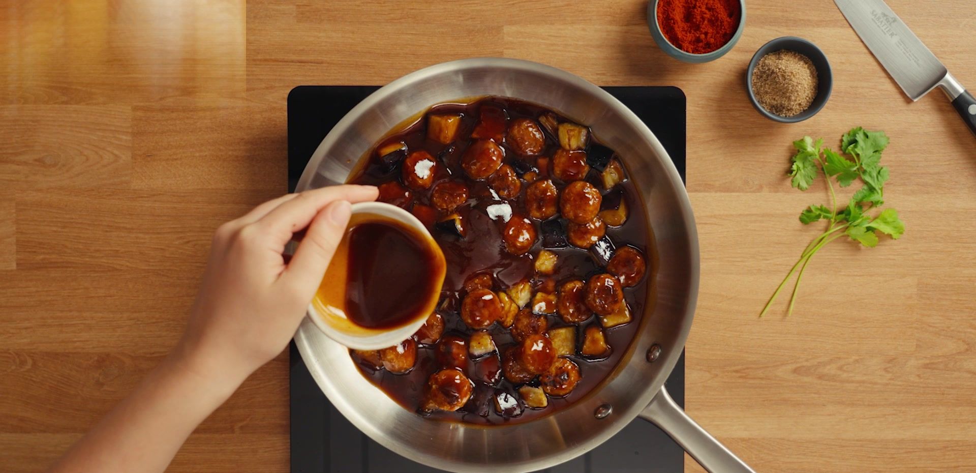 Tournage Marie Veggie, vue du dessus d'une poêle de boulettes nappées de sauce